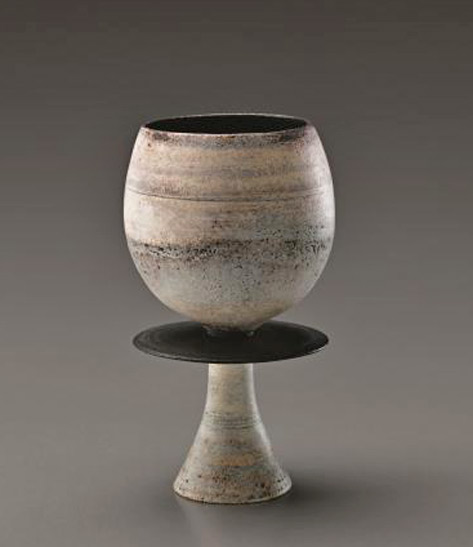 footed-goblet-hans-coper White-cup-on-foot-with-central-disc,-1974-Hans-Coper