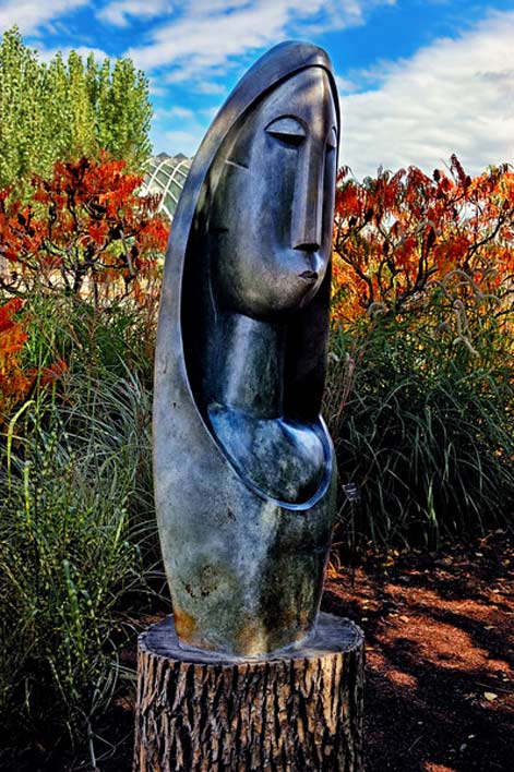 Woman-of-Wisdom_Nicholas-Mukomberanw---photo-Michael-Menefee Woman-of-Wisdom_stone statue Nicholas-Mukomberanw---photo-Michael-Menefee