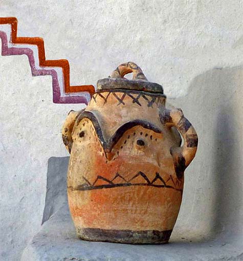 Women’s-pottery-from-the-Rif,-Taounate Lidded pottery jar from-the-Rif,-Taounate