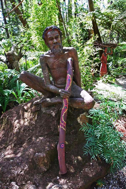 Australian-aboriginal-sculpture Wood_Sculptures of Aboriginal with didjeiradoo